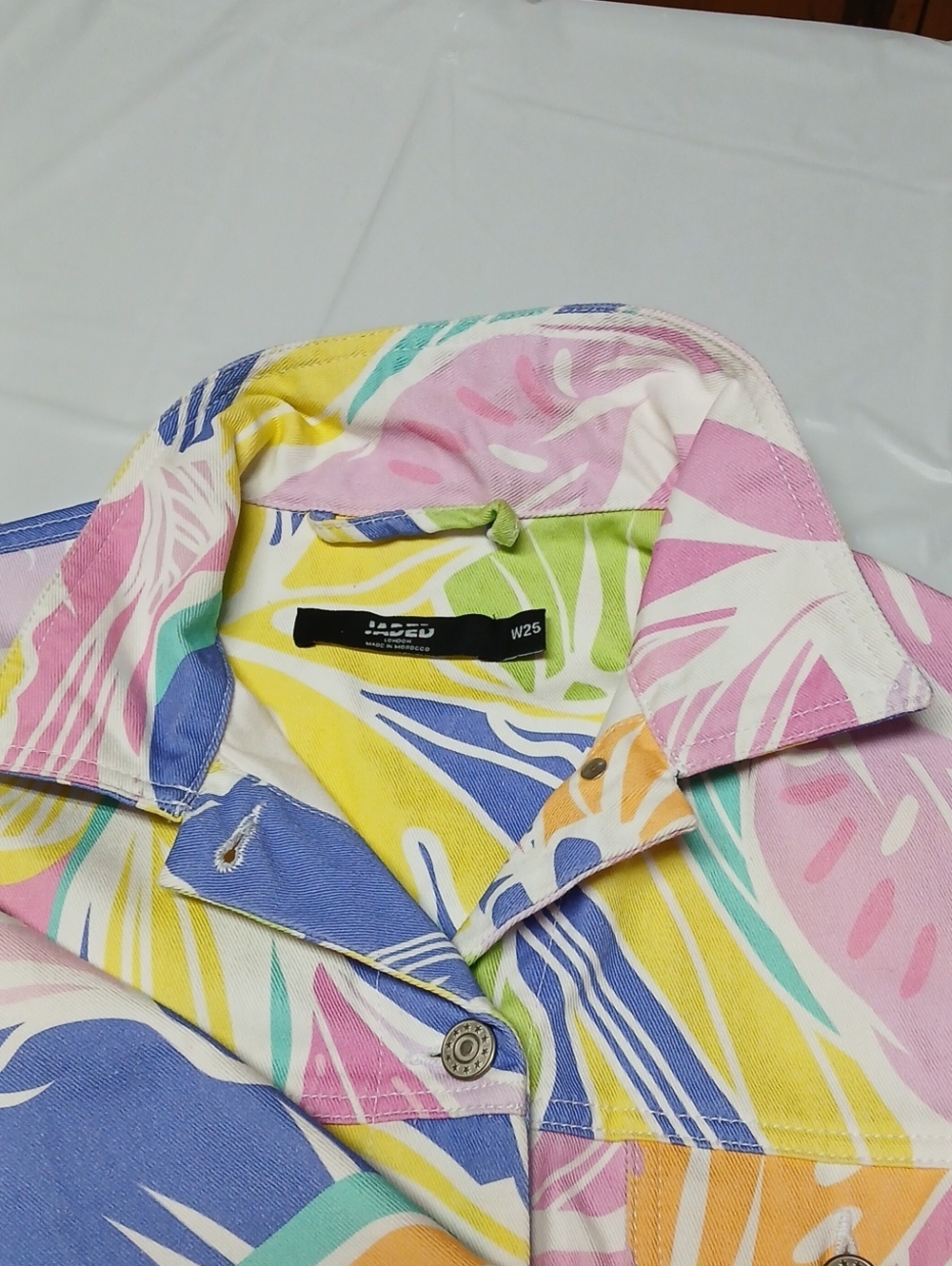 Jaded London Cropped Denim Trucker Jacket Multicolor Tropical Floral Print Sz L - Picture 13 of 16